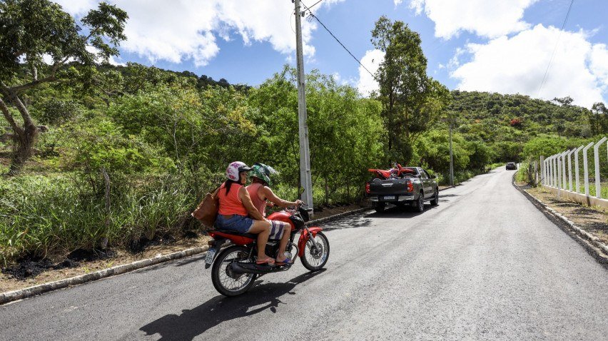 Asfalto de paralelepípedos foi trocado por asfalto mais flexível e reforçado na PE-105, a caminho de Serra Negra