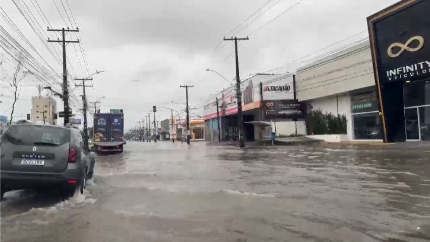 Avenida Mascarenhas de Moraes, na Imbiribeira, amanheceu alagada