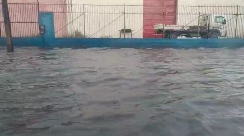 Tradicional ponto de Alagamento, Avenida Recife estava com água acumulada pela manhã