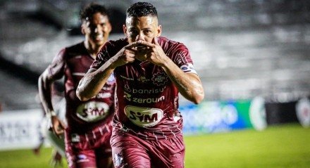 A 9ª rodada da Série C do Campeonato Brasileiro teve três empates e uma única vitória neste sábado (15). Ituano e São Bernardo ficaram no 1 a 1, com gol dos donos da casa nos acréscimos. Ponte Preta e ABC empataram sem gols, mesmo cenário de Anápolis x Retrô, partida que marcou a discreta estreia de Vagner Love. Já o Caxias venceu o Botafogo-PB de virada fora de casa e assumiu a liderança da competição, com atuação decisiva do goleiro Thiago Couto.








