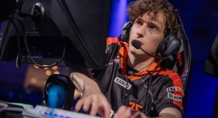 Nesse domingo, 15, as duas equipes ocidentais se sobressaíram sobre as equipes asiáticas com as vitórias de Fnatic e G2 sobre RRQ e XLG, que deram adeus ao Masters Toronto. Na primeira série, a G2 mostrou grande superioridade sobre uma XLG que não conseguia mostrar coordenação entre seus jogadores e o complete Midi. Já na [&#8230;]