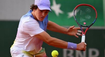 João Fonseca, número 57 do mundo e jovem de 18 anos, ganhou folga para esta segunda-feira e vai estrear apenas na terça-feira no ATP 500 de Halle, na Alemanha, torneio sobre a grama com premiação de 2,5 milhões de euros. O brasileiro jogará na terça-feira contra o italiano Flávio Cobolli, 25º colocado, ainda sem horário [&#8230;]