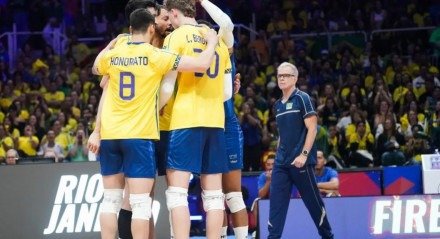 O Brasil encerrou a primeira semana da VNL neste domingo (15), com três vitórias e uma derrota, e folga uma semana para jogar apenas na etapa de Chicago (EUA)