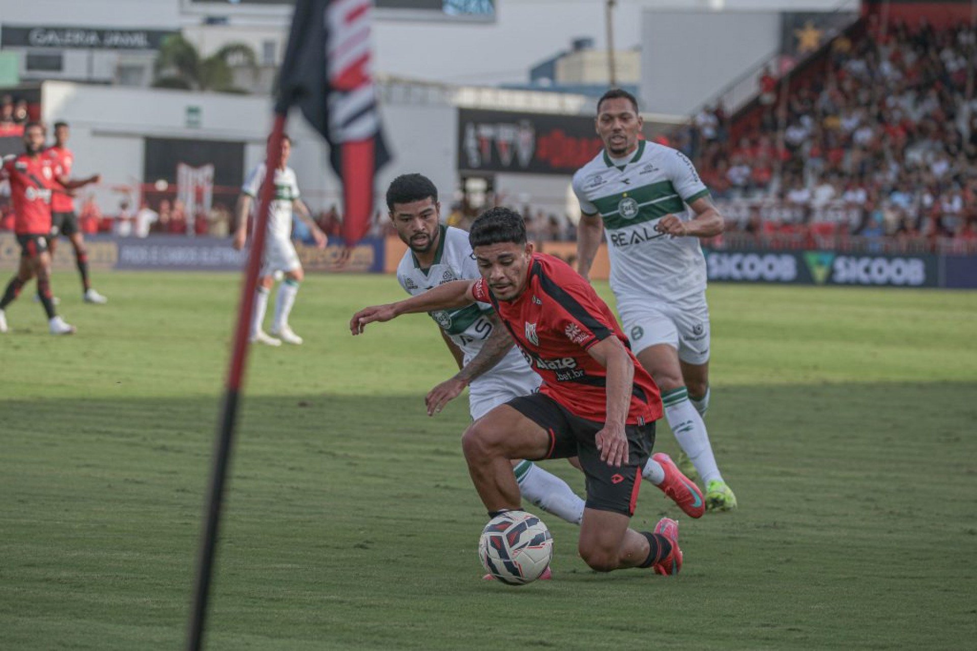 Em jogo pouco inspirado, Atlético-GO e Coritiba empatam no Antônio Accioly