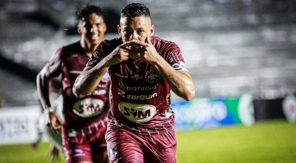 A 9ª rodada da Série C do Campeonato Brasileiro teve três empates e uma única vitória neste sábado (15). Ituano e São Bernardo ficaram no 1 a 1, com gol dos donos da casa nos acréscimos. Ponte Preta e ABC empataram sem gols, mesmo cenário de Anápolis x Retrô, partida que marcou a discreta estreia de Vagner Love. Já o Caxias venceu o Botafogo-PB de virada fora de casa e assumiu a liderança da competição, com atuação decisiva do goleiro Thiago Couto.