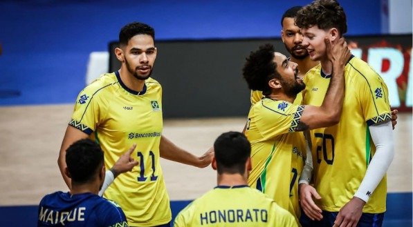 A Seleção masculina de vôlei encerrou a primeira semana da Liga das Nações (VNL) contra a Eslovênia neste domingo (15) no ginásio do Maracanãzinho