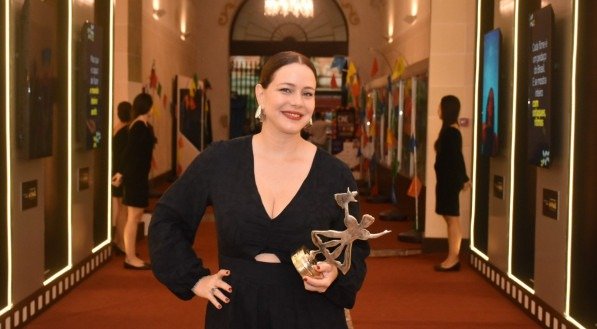 Cine PE 2025: Leandra Leal recebe homenagem e pede por 'políticas públicas que escoem o cinema brasileiro'