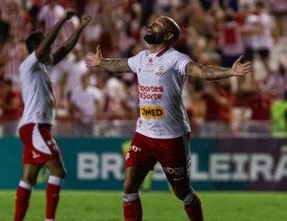 Patrick Allan em comemoração de gol pelo Náutico diante do Maringá na Série C