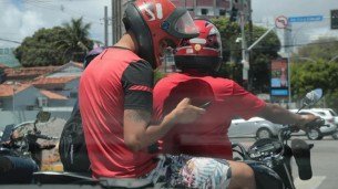Em sua grande maioria, passageiros dos aplicativos de moto não sabem se comportar na garupa e esquecem que, ser passageiro de moto equivale a ser um co-piloto. Exige uma postura bem diferente do carro