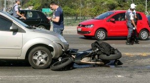 A motocicleta, que já responde por 70% das mortes e mutilações no trânsito brasileiro, tem sua participação ampliada com a inclusão do passageiro, que geralmente não tem experiência como "co-piloto"