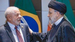 Lula e Seyyed Ebrahim Raisi - presidente do Irã - trocam cumprimentos durante encontro do Brics 