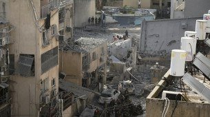 Destruição no local da queda de um míssil iraniano, no distrito de Bnei Brak, a leste de Tel Aviv, em Israel
