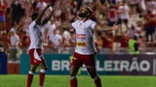 Patrick Allan em comemoração de gol pelo Náutico diante do Maringá na Série C