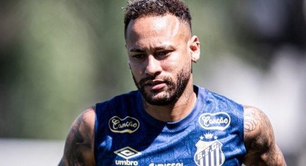 Neymar pai, empresário de Neymar, não descartou a possibilidade do jogador não renovar com o Santos. Em entrevista ao L&#8217;equipe, da França, Neymar pai falou que o jogador recebeu diversas propostas e fará uma análise sobre o futuro do jogador. No começo da entrevista, Neymar pai foi enfático ao dizer que o jogador pode permanecer, [&#8230;]