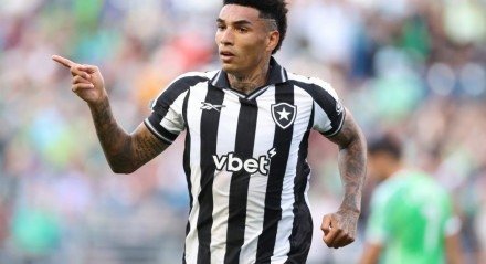 Com show de Igor Jesus, Fogão segura vitória na estreia do Mundial