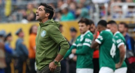 Abel Ferreira levou cartão amarelo por reclamar da demora da arbitragem para autorizar substituições durante a estreia do Palmeiras no Mundial de Clubes, no empate contra o Porto. A troca de jogadores levou cinco minutos para ser liberada, o que irritou o técnico. Com o cartão, ele fica pendurado na competição.