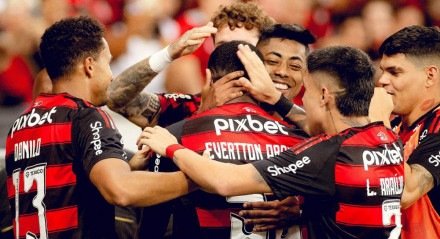 Jogadores do Flamengo abraçados em comemoração de gol