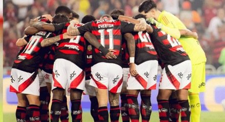Jogadores do Flamengo reunidos antes do jogo começar