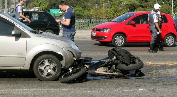 A motocicleta, que já responde por 70% das mortes e mutilações no trânsito brasileiro, tem sua participação ampliada com a inclusão do passageiro, que geralmente não tem experiência como "co-piloto"