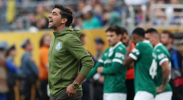 Abel Ferreira levou cartão amarelo por reclamar da demora da arbitragem para autorizar substituições durante a estreia do Palmeiras no Mundial de Clubes, no empate contra o Porto. A troca de jogadores levou cinco minutos para ser liberada, o que irritou o técnico. Com o cartão, ele fica pendurado na competição.