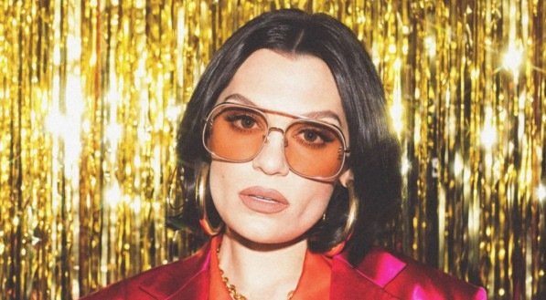 Jessie J anuncia pausa na carreira para tratar câncer de mama e emociona fãs em show no Reino Unido