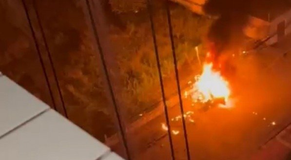 Após colidir em um poste, carro pega fogo na Zona Norte do Recife; veja vídeo