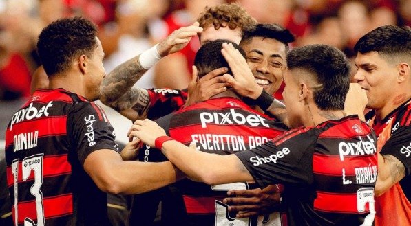 Jogadores do Flamengo abraçados em comemoração de gol