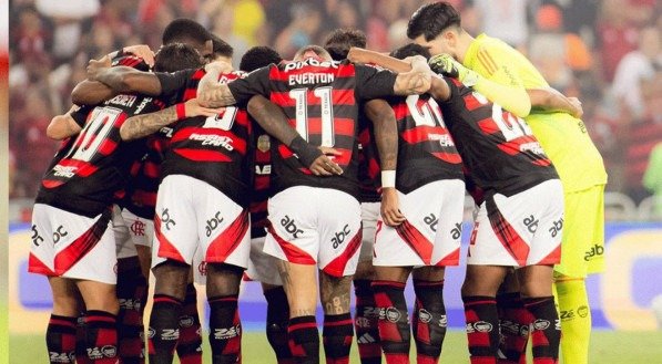 Jogadores do Flamengo reunidos antes do jogo começar