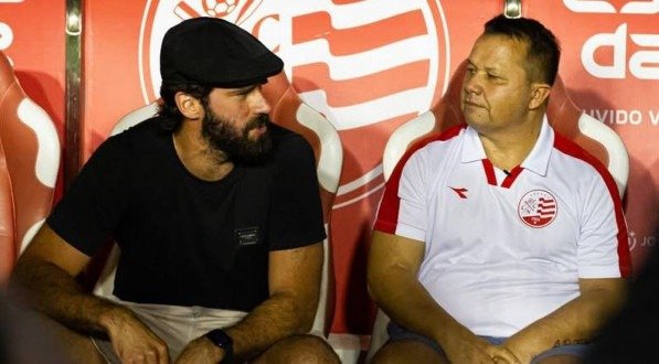 Alisson ao lado de Kuki no banco de reservas dos Aflitos