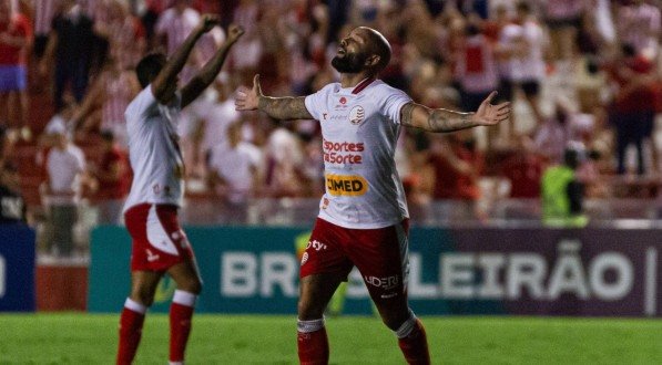 Patrick Allan em comemoração de gol pelo Náutico diante do Maringá na Série C