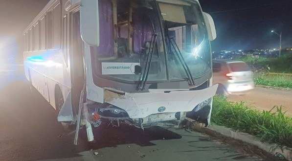 No ônibus havia o motorista e 40 estudantes universitários