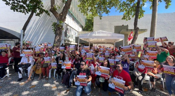 Professores do Recife cobram Prefeitura por descontos salariais e cobram o cumprimento do acordo após a greve