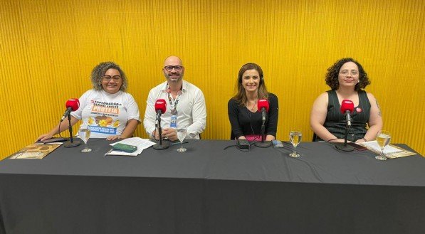 Imagem de apresentadores do programa Rádio Livre
