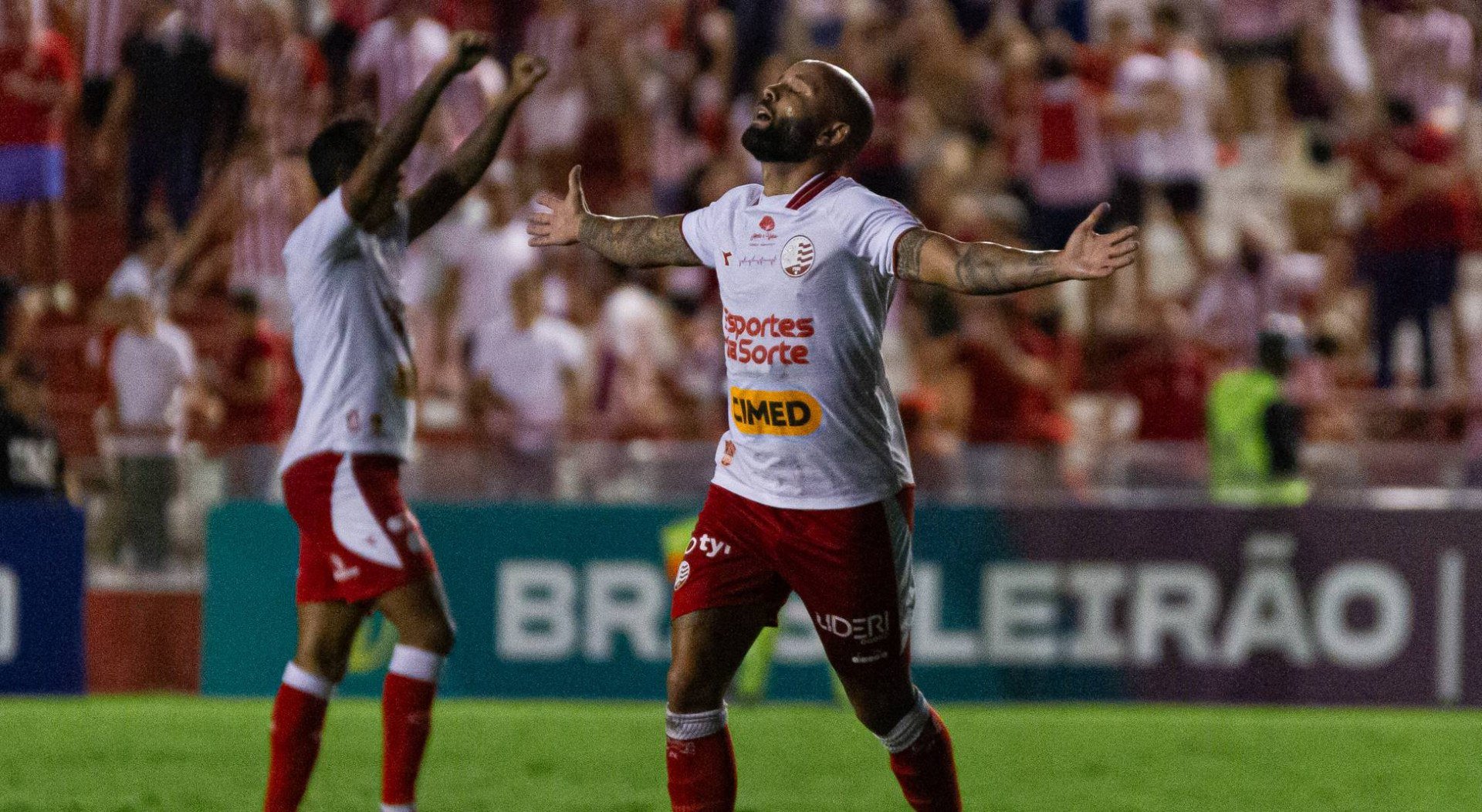 Patrick Allan em comemoração de gol pelo Náutico diante do Maringá na Série C
