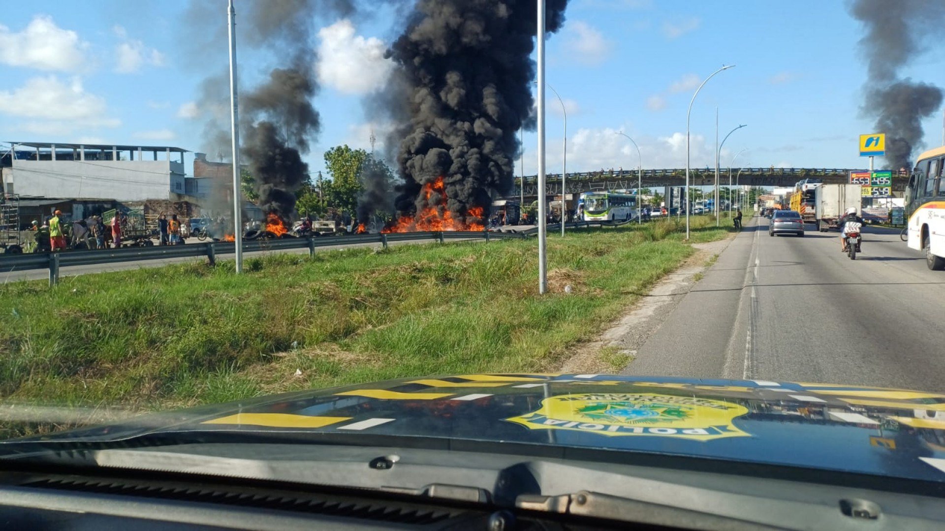 Um dos pontos de protesto é na BR-101, próximo ao viaduto de Jardim São Paulo