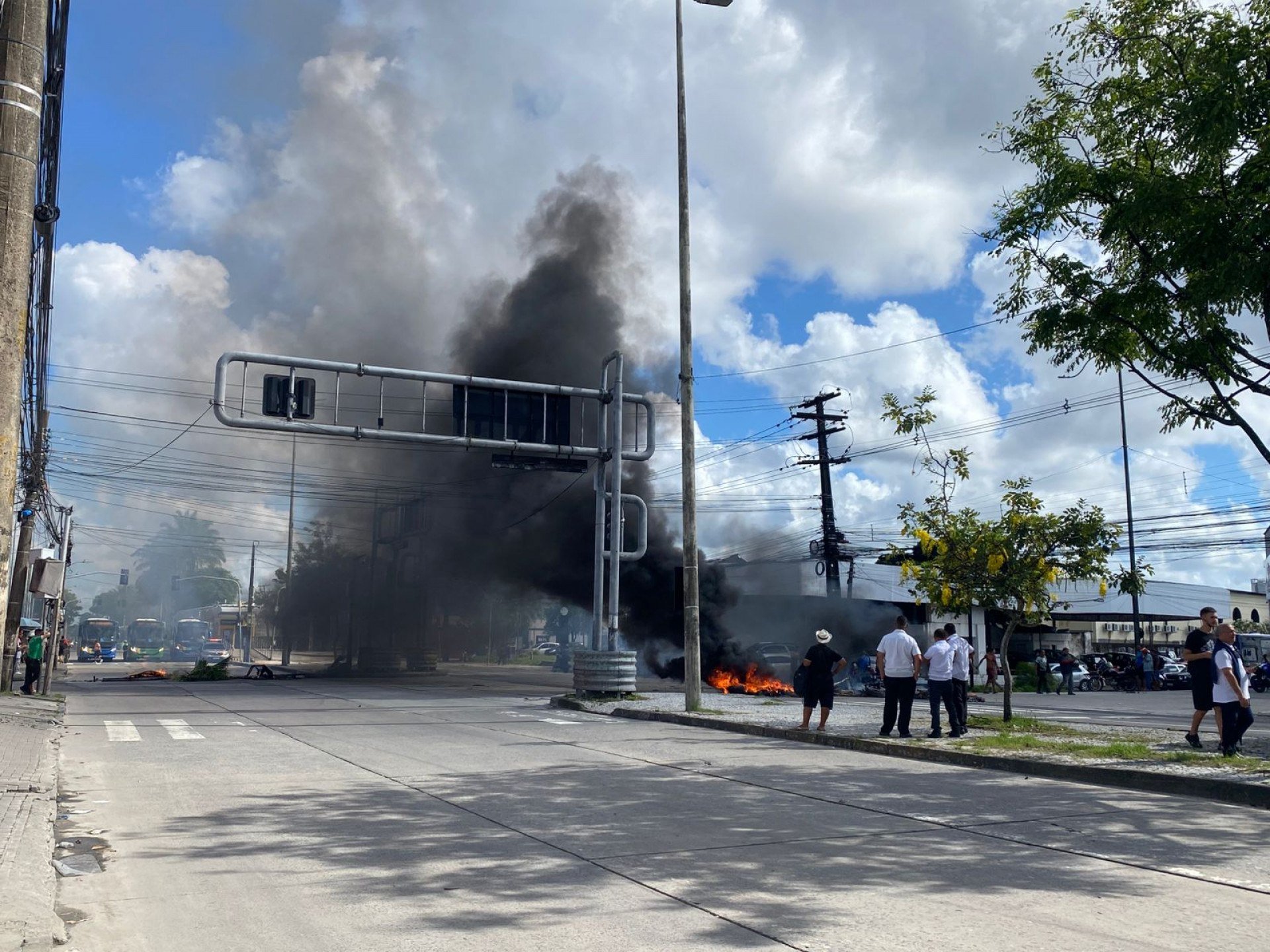 Grande Recife amanhece com protestos em diversas vias nesta segunda-feira (16); veja os pontos de interdição