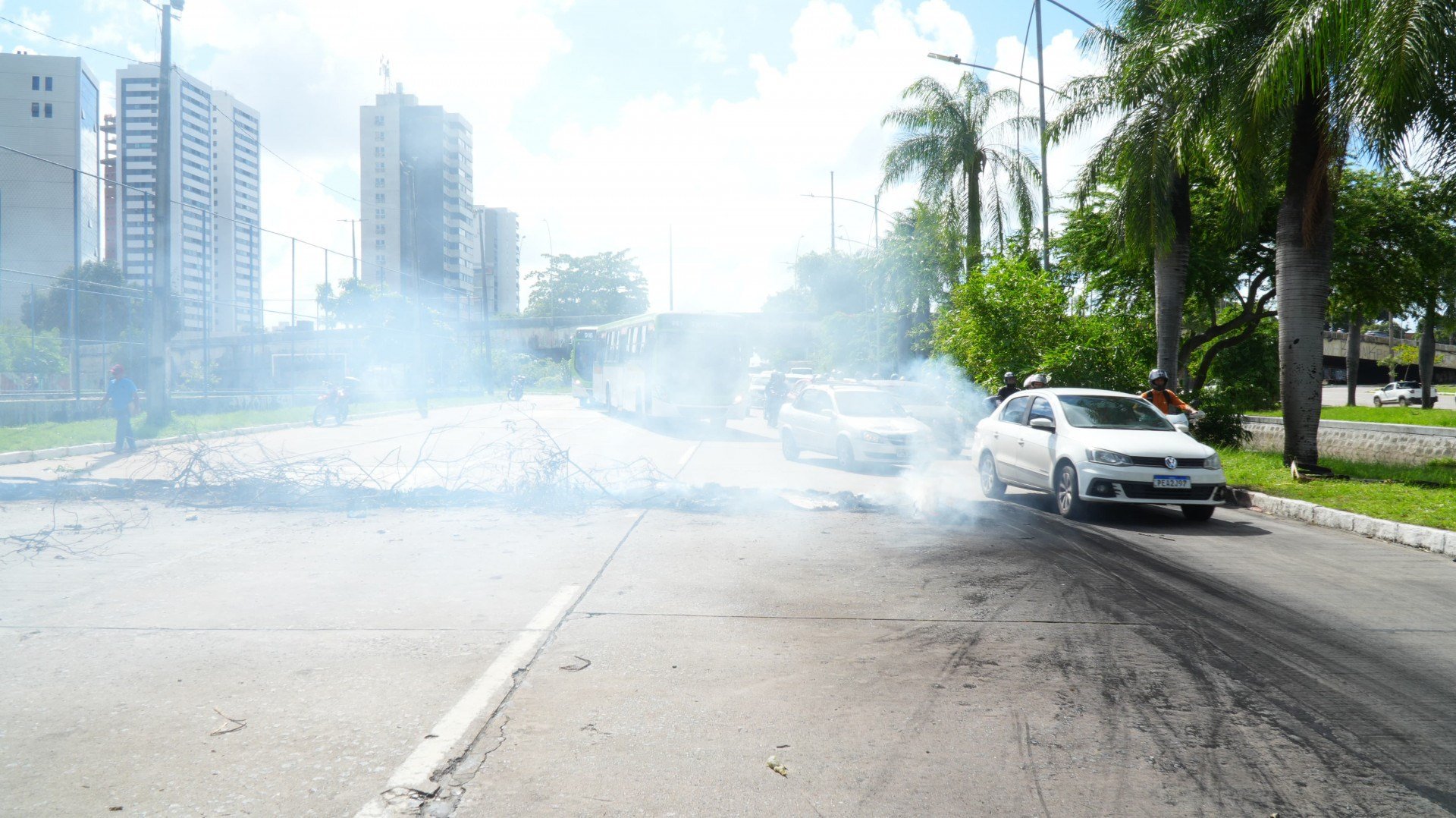 Grande Recife amanhece com protestos em diversas vias nesta segunda-feira (16); veja os pontos de interdição