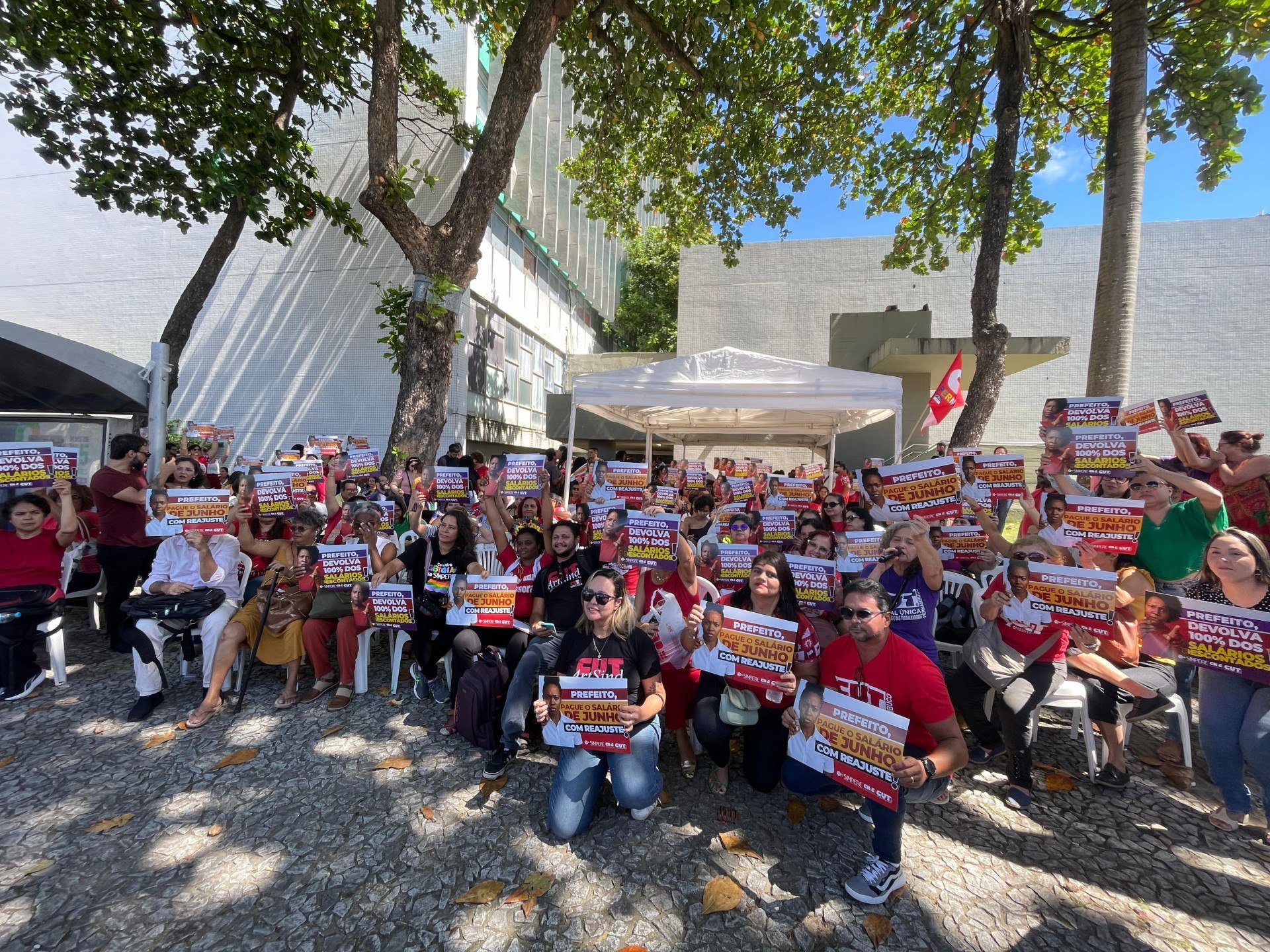 Professores do Recife cobram Prefeitura por descontos salariais e o cumprimento do acordo após a greve