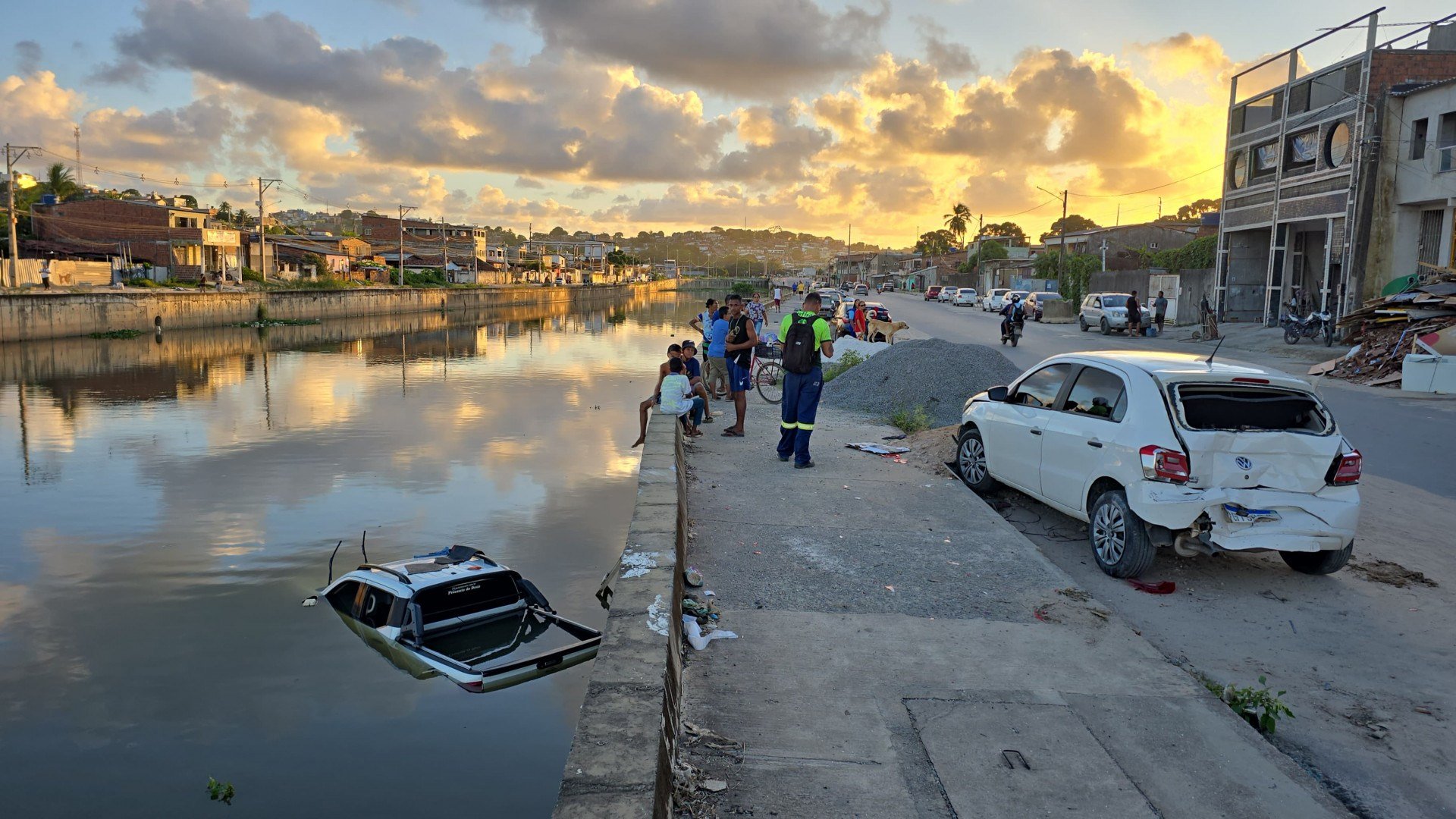 Homem é baleado em briga familiar e cai com carro no canal do Fragoso ao tentar buscar socorro