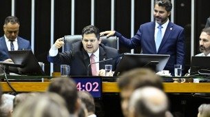 Alcolumbre lê requerimento que cria CPMI sobre fraudes no INSS