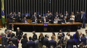 Antes da votação, o presidente do Congresso, senador Davi Alcolumbre, anunciou o adiamento de dispositivos presentes em 31 dos 60 vetos que estavam na pauta