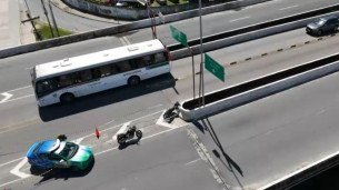 Colis&atilde;o lateral entre motoqueiros deixou duas pessoas mortas no Viaduto Tancredo Neves. Informa&ccedil;&otilde;es iniciaias s&atilde;o de que as v&iacute;timas faziam uma viagem de aplicativo de moto 
