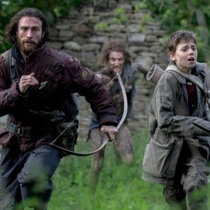 Aaron Taylor-Johnson e Alfie Williams em "Extermínio: A Evolução"