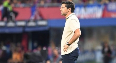 Treinador português foi advertido pela arbitragem no empate sem gols com o Porto, pela Copa do Mundo de Clubes, neste domingo (15).