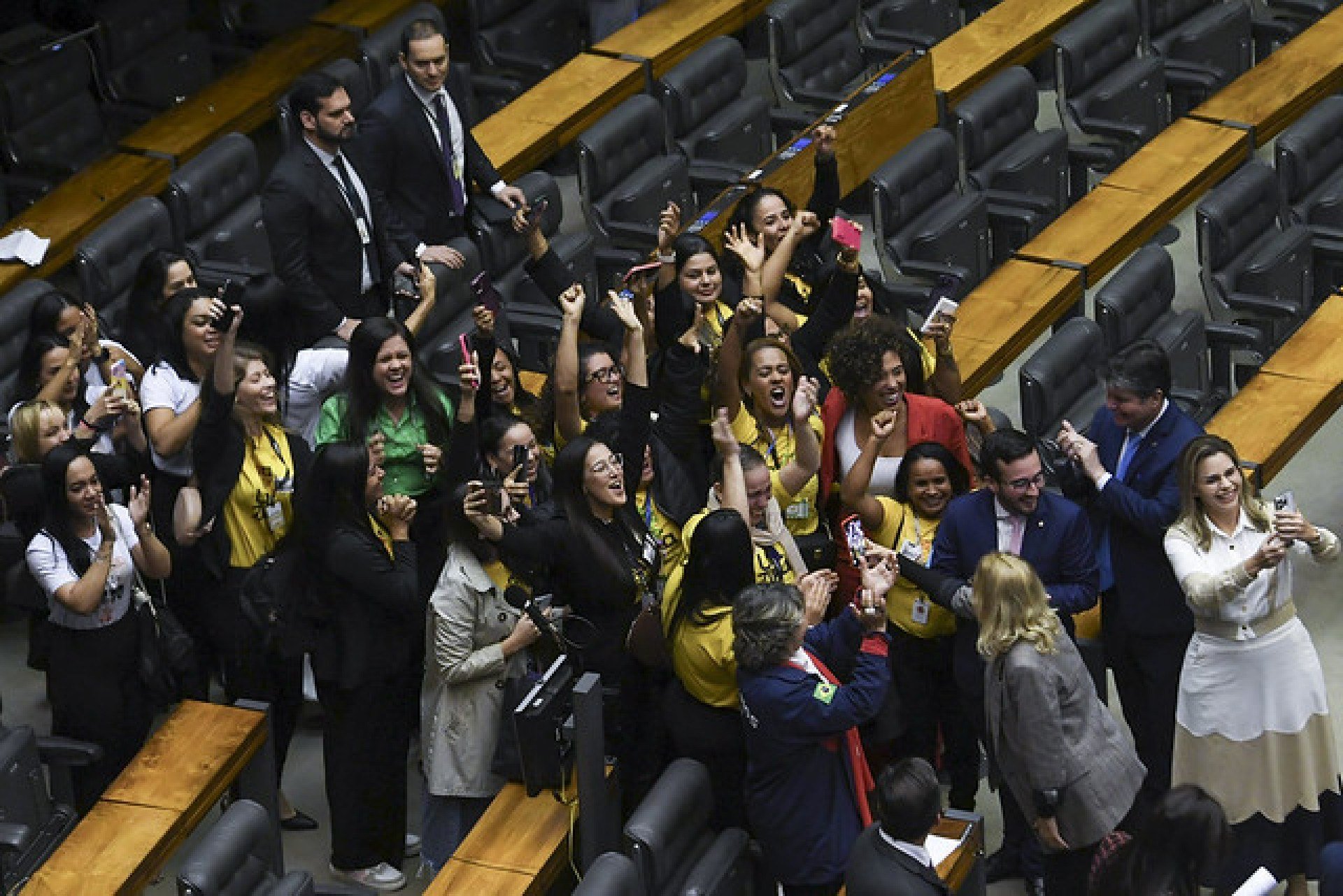 Congresso derruba veto e retoma pensão vitalícia para vítimas da zika