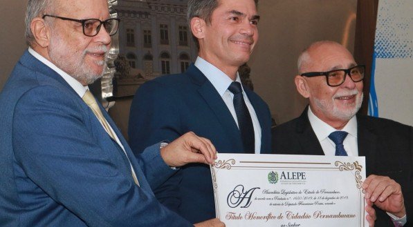 O empresário Cândido Pinheiro Júnior, ao receber o título de Cidadão de Pernambuco, ladeado pelos deputados Waldemar Borges e Francismar Pontes