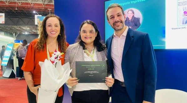 Cinthya Leite, do JC, recebe seu 36º prêmio no Conasems