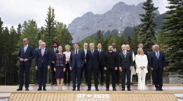 Líderes mundiais em foto oficial do G7