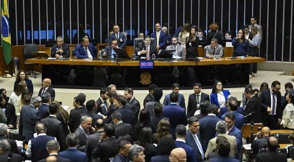 Em dia de vingança contra o Governo, Congresso derruba vetos do presidente Lula cuja despesa vai para o consumidor de energia.