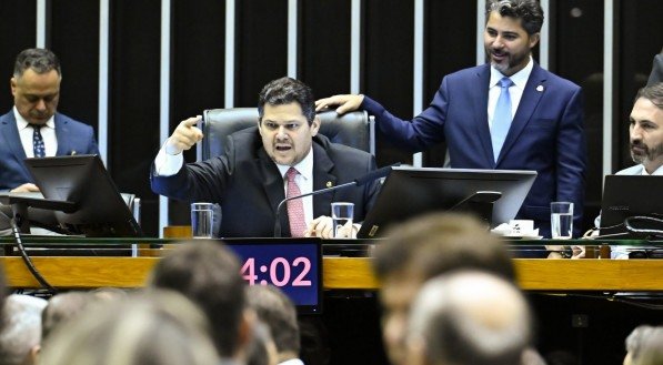 Alcolumbre lê requerimento que cria CPMI sobre fraudes no INSS